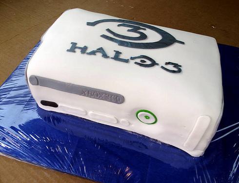 The Xbox Halo Cake comes with an authentic box shape and silver Halo 3 being